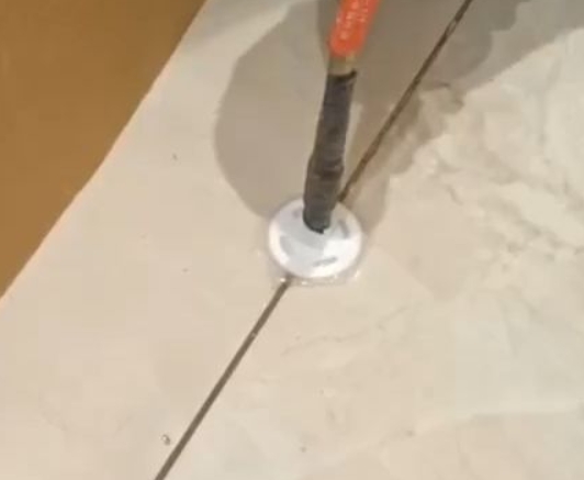 梁子湖瓷砖空鼓维修公司专业解答瓷砖在铺贴过程中，如果没有涂抹均匀到位的粘结材料（如水泥砂浆或瓷砖胶），可能会导致以下问题
